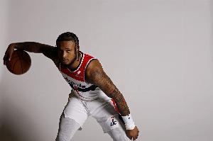 4次失误略多！惠特摩尔10中4拿到10分4板2助1断