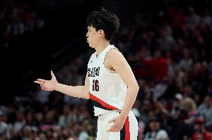 积极！杨瀚森连续起跳将篮板点给霍勒迪！