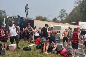 TyCSports：弗拉门戈球迷乘坐的巴士翻车，造成3人重伤