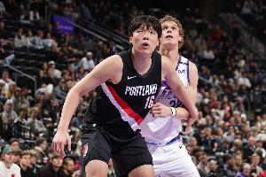 杨瀚森出战4分钟 贡献2分！开拓者刚好就赢2分~