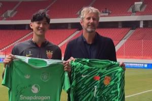 追星成功颜骏凌和偶像范德萨交换球衣，范德萨获赠国足门将服