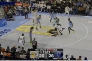 游刃有余！里夫斯接球突破 面对防守飘逸中投打成2+1