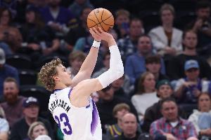 苦苦硬撑！马尔卡宁半场18中10&三分7中3拿到23分 另有4板1助