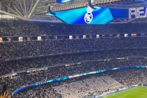 皇马DJ赛前播报首发球员，伯纳乌球迷给予维尼修斯热烈欢呼