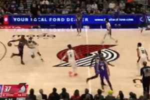 攻防建功！格兰特前场抢断艾顿 随后一条龙反击空篮暴扣