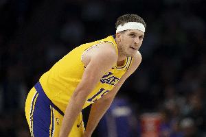 因右侧腹股沟酸痛缺战开拓者！湖记：里夫斯昨天就是带伤上阵