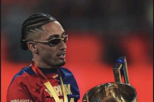 拉菲尼亚落选FIFPRO年度最佳11人，阿劳霍社媒晒队友夺冠照声援