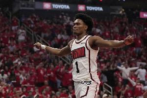 基德：阿门现在打出高水平 攻防两端都带来很大压力