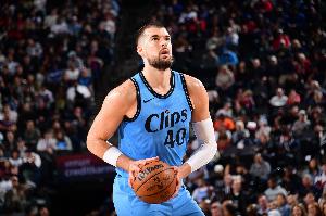 积极但终结效率不高！祖巴茨半场7投仅3中拿到6分10板