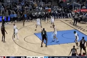 练就有效！阿门弱侧接球三分命中 出手动作很柔和